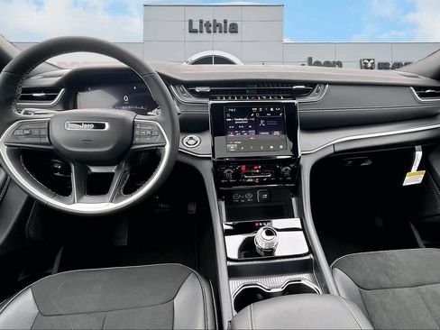 New 2025 Jeep Grand Cherokee Altitude image 10