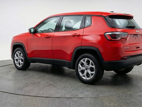 Used 2025 Jeep Compass Latitude AWD/4WD image 6