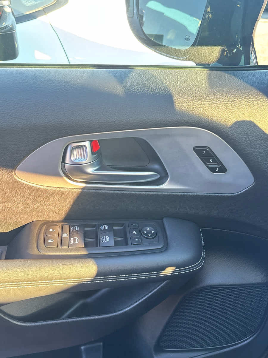 Used 2025 Chrysler Pacifica Limited FWD image 15