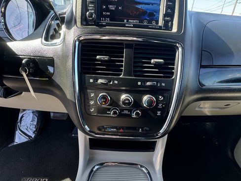 Used 2017 Dodge Grand Caravan SXT image 28