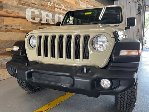 Used 2022 Jeep Wrangler Unlimited Sport AWD/4WD image 9