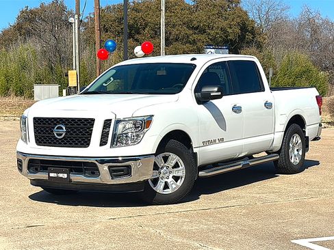Used 2019 Nissan Titan SV image 2