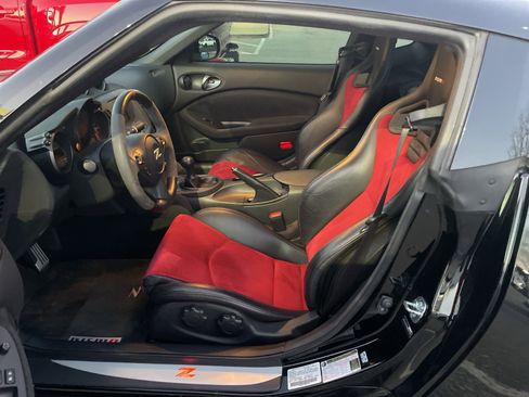 Used 2017 Nissan 370Z NISMO image 8