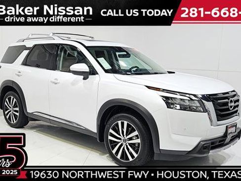 Certified 2025 Nissan Pathfinder Platinum FWD image 1