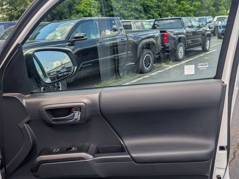 Certified 2023 Toyota Tacoma TRD Off-Road w/ Black Out Package (TMS) AWD/4WD image 18