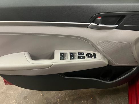 Used 2019 Hyundai Elantra SE FWD image 9