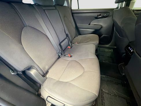 Used 2024 Toyota Highlander LE FWD image 14