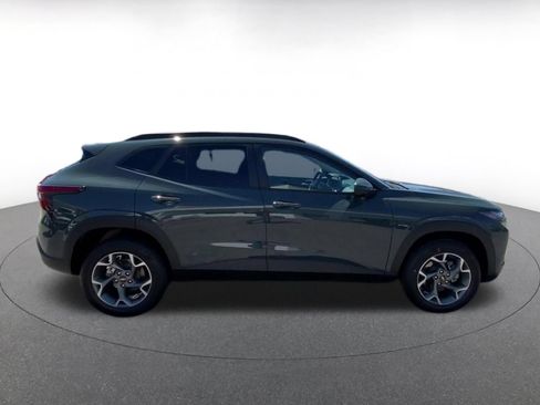 Used 2025 Chevrolet Trax LT FWD image 16