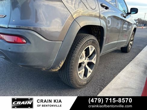 Used 2018 Jeep Cherokee Trailhawk w/ Comfort/Convenience Group image 11