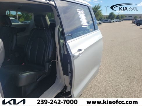 Used 2024 Chrysler Pacifica Touring-L FWD image 12
