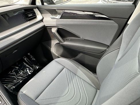 New 2025 Volkswagen Tiguan SE image 14