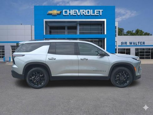 Used 2024 Chevrolet Traverse LT w/ Midnight/Sport Edition FWD image 7