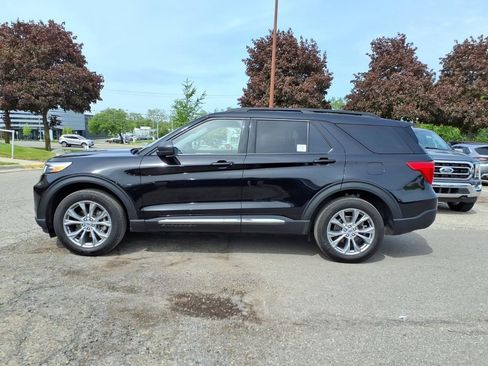 Certified 2023 Ford Explorer XLT w/ Equipment Group 202A AWD/4WD image 2