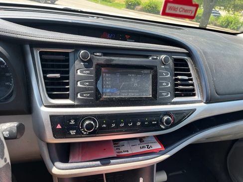 Used 2019 Toyota Highlander LE w/ Carpet Mat Package (TMS) FWD image 8