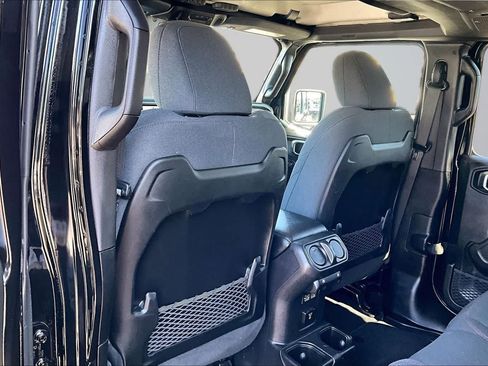 Used 2025 Jeep Wrangler Unlimited Rubicon w/ Convenience Group AWD/4WD image 12