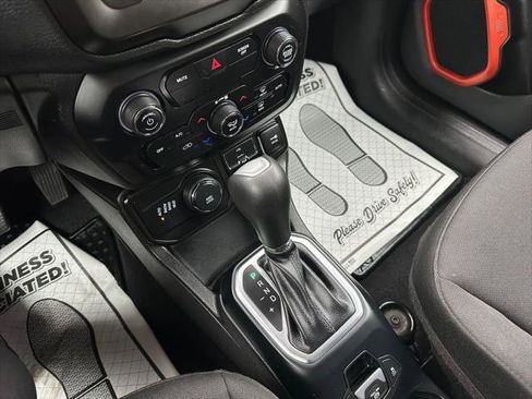 Certified 2020 Jeep Renegade Latitude AWD/4WD image 8
