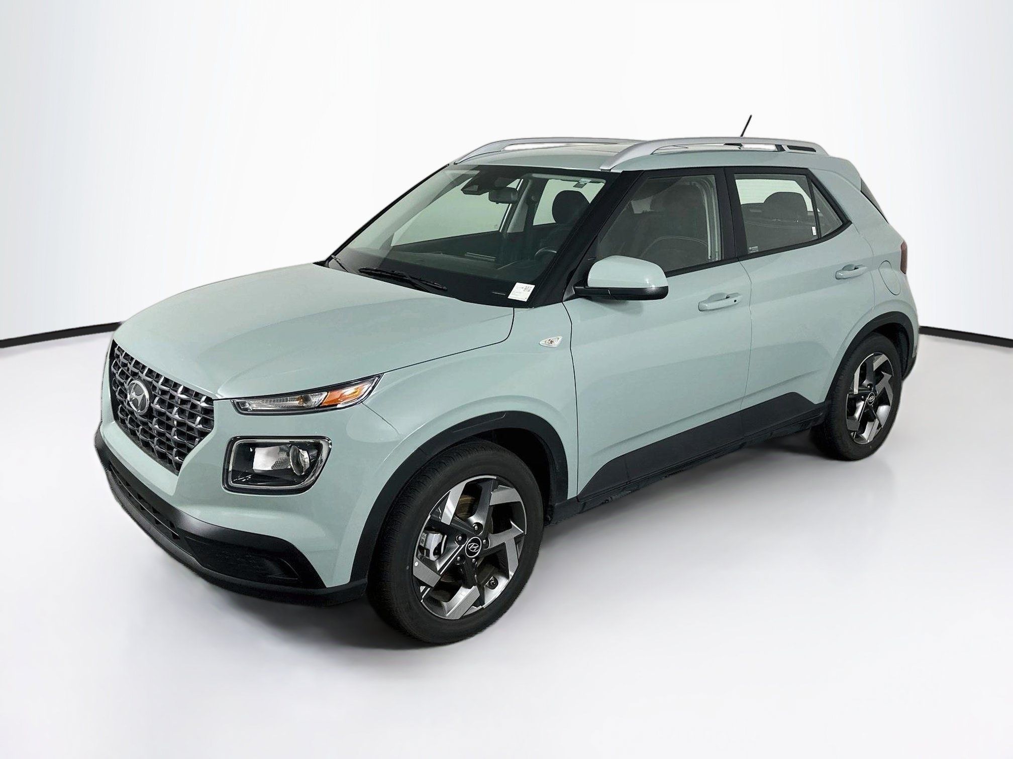 Used 2025 Hyundai Venue SEL FWD image 3