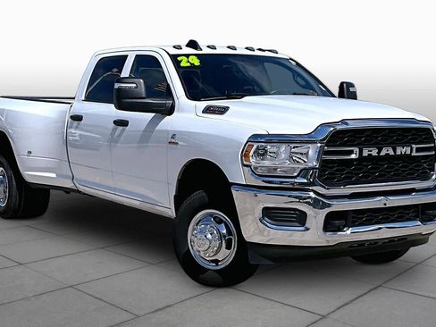 Used 2024 RAM 3500 Tradesman w/ Chrome Appearance Group AWD/4WD image 4