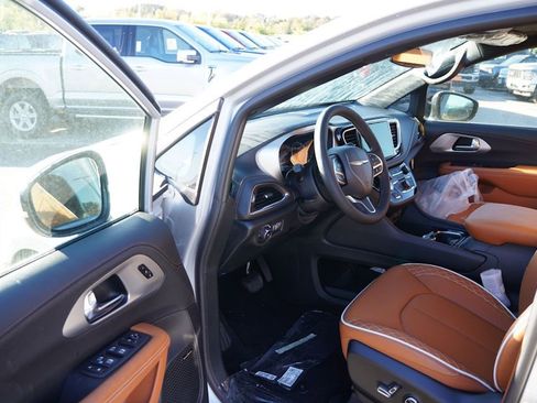 New 2026 Chrysler Pacifica Pinnacle image 10