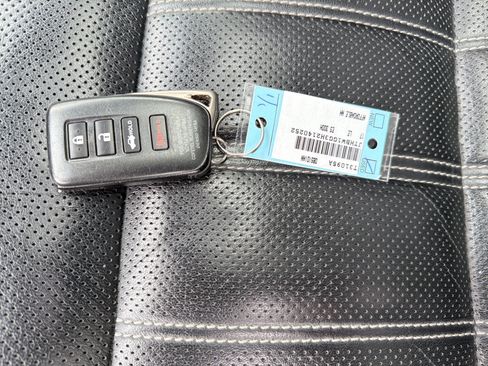 Used 2017 Lexus ES 300h w/ Luxury Package FWD image 36