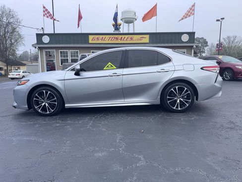 Used 2018 Toyota Camry SE image 2