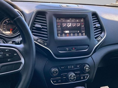 Used 2019 Jeep Cherokee Latitude Plus w/ Comfort/Convenience Group AWD/4WD image 16