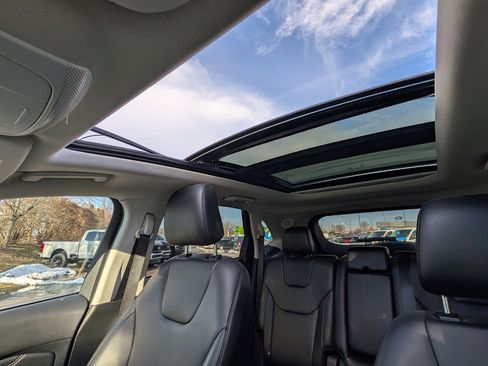 Used 2021 Ford Edge Titanium image 24