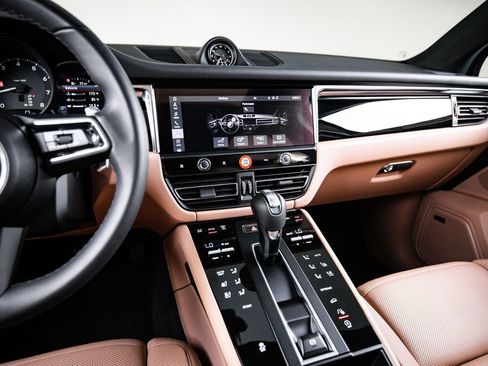 Certified 2026 Porsche Macan AWD/4WD image 19