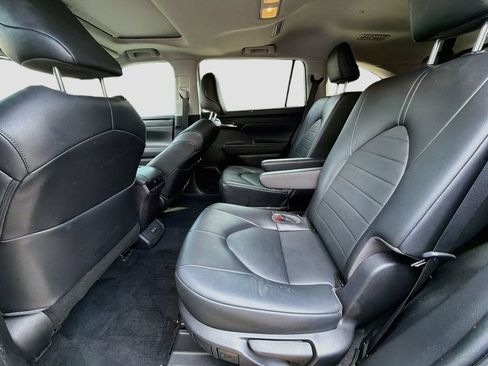 Used 2022 Toyota Highlander XLE FWD image 23