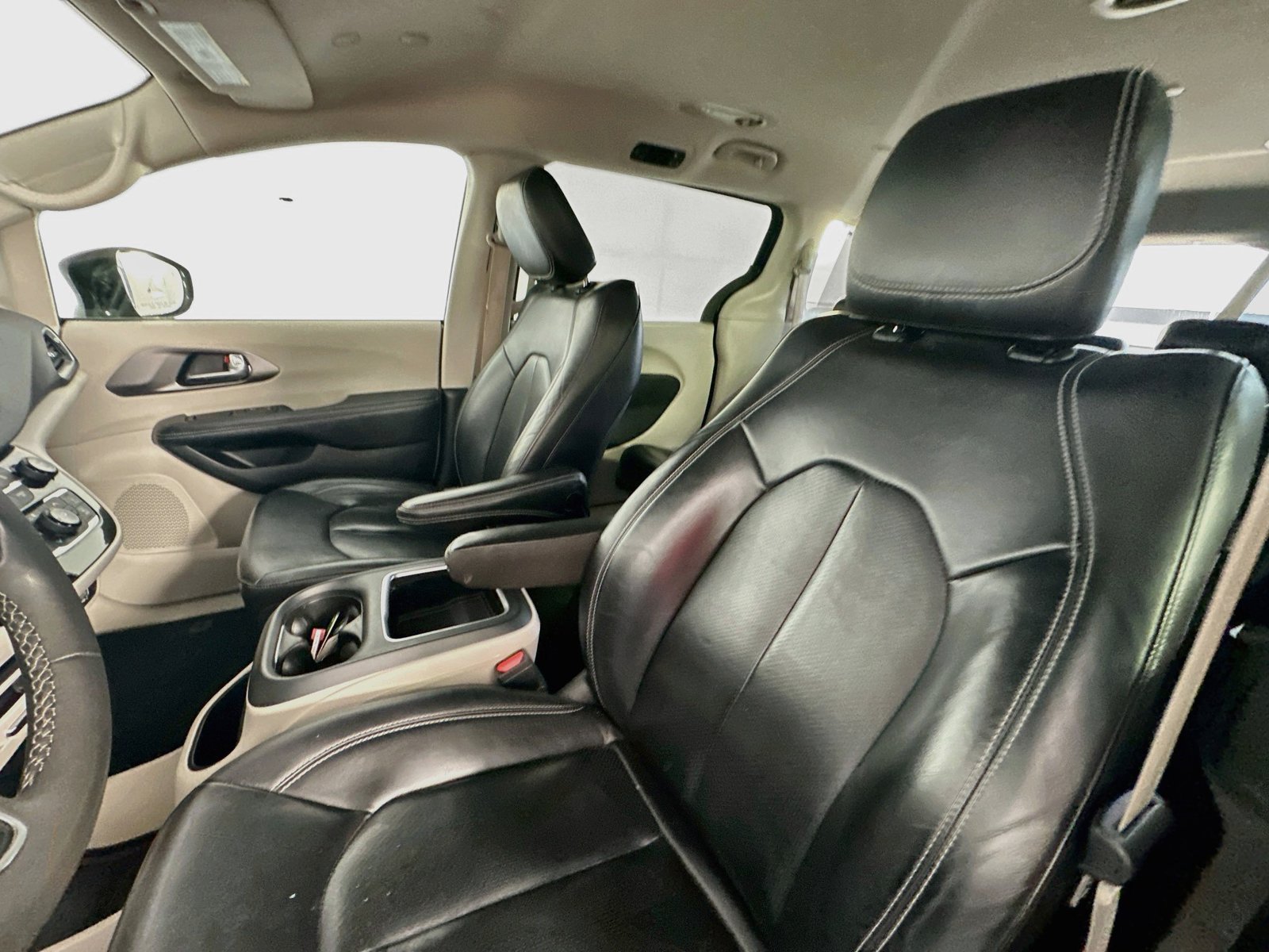 Used 2022 Chrysler Pacifica Touring-L FWD image 18