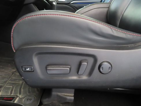 Used 2019 Toyota Highlander SE w/ Nightshade Edition FWD image 11