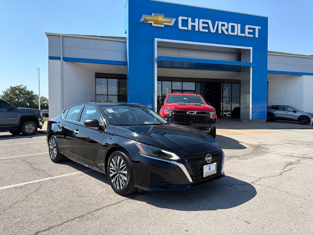 Used 2025 Nissan Altima 2.5 SV FWD image 1