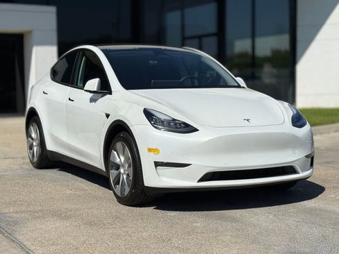 Used 2022 Tesla Model Y Long Range image 9