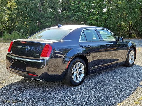 Used 2018 Chrysler 300 Touring image 5