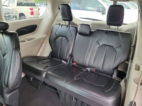 Used 2023 Chrysler Pacifica Touring-L FWD image 14