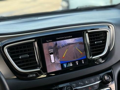 Used 2020 Chrysler Pacifica Touring-L w/ Advanced Safetytec Group image 4