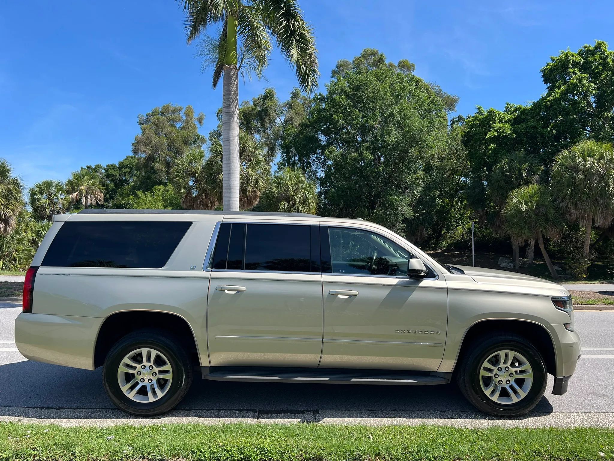 Used 2016 Chevrolet Suburban LT RWD image 6