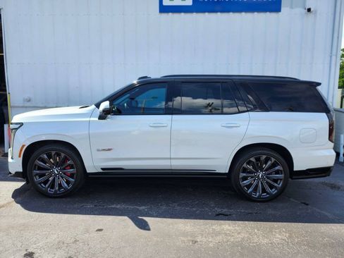 Used 2025 Cadillac Escalade V AWD/4WD image 2