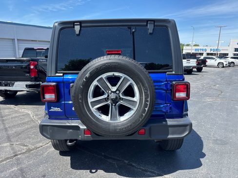 Used 2018 Jeep Wrangler Unlimited Sahara AWD/4WD image 4