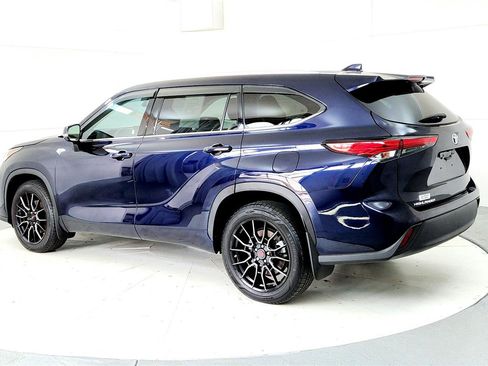 Used 2022 Toyota Highlander XLE AWD/4WD image 4