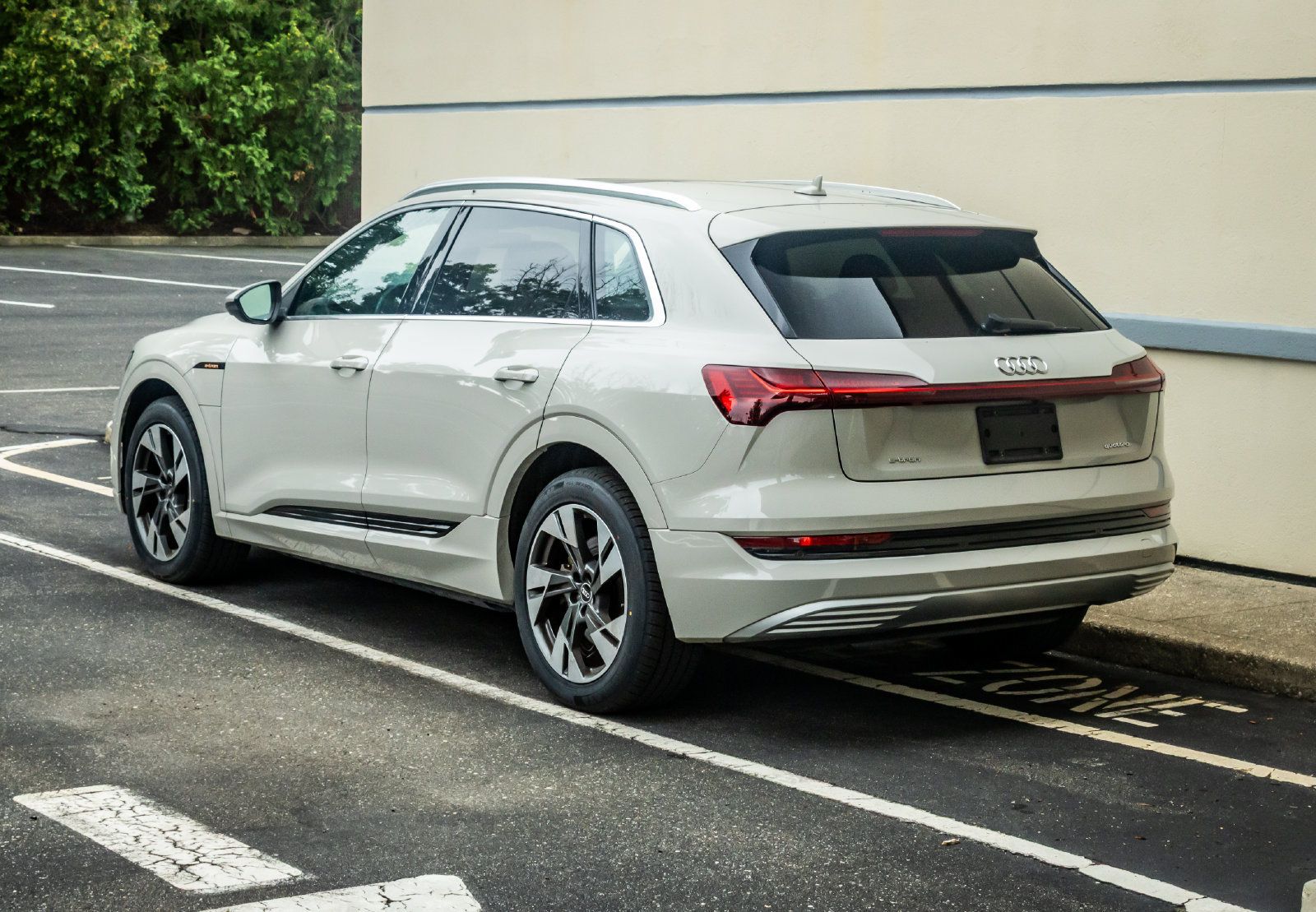 Used 2022 Audi e-tron Premium AWD/4WD image 5