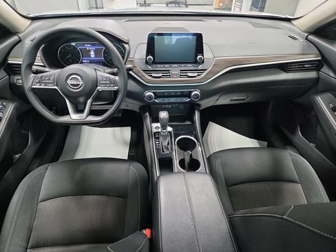 Used 2024 Nissan Altima 2.5 SV FWD image 3