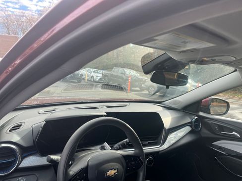 Used 2025 Chevrolet Trax LT image 31