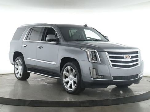 Used 2019 Cadillac Escalade Luxury AWD/4WD image 2