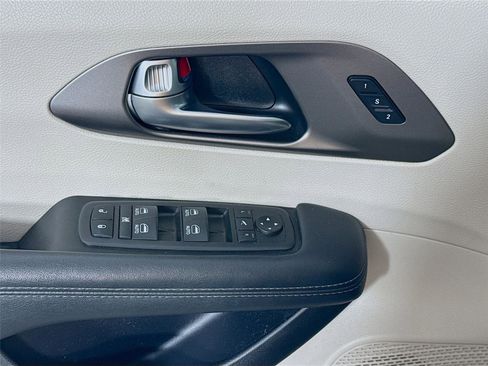 Used 2019 Chrysler Pacifica Limited FWD image 12