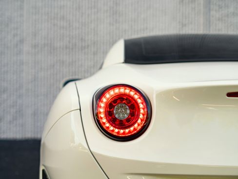Used 2017 Ferrari California T RWD image 19