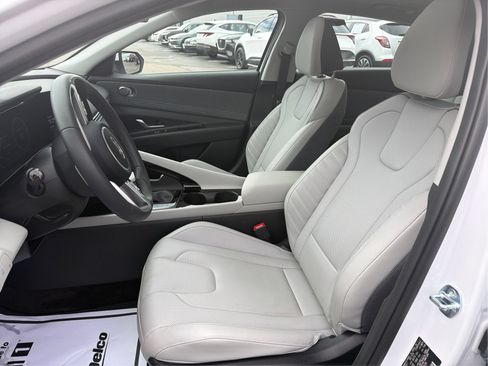 Certified 2025 Hyundai Elantra Limited FWD image 9
