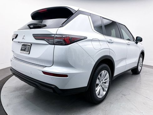 New 2025 Mitsubishi Outlander ES image 7