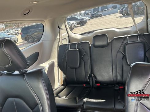 Used 2024 Chrysler Pacifica Touring-L image 13