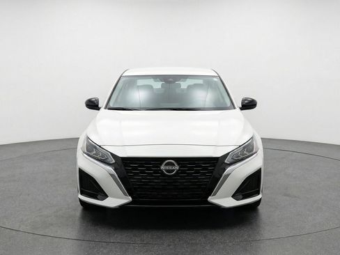 Used 2025 Nissan Altima 2.5 SV FWD image 2